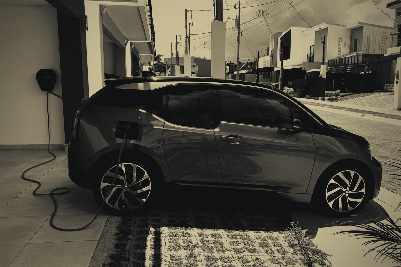 Borne de recharge murale raccordée à un véhicule électrique
